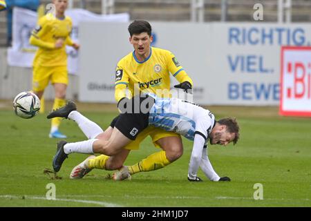 Stadio GRUENWALDER di Monaco. 6th Feb 2022. Jannis NIKOLAOU (Braunschweig), azione, duelli contro Richard NEUDECKER (TSV Monaco 1860) campionato 3rd, campionato 3, TSV Monaco 1860 Eintracht Braunschweig (Brunswick) (Brunswick) 2-2 il 6th febbraio 2022 a Monaco di Baviera GRUENWALDER STADIUM. LE NORMATIVE DFL VIETANO L'USO DI FOTOGRAFIE COME SEQUENZE DI IMMAGINI E/O QUASI-VIDEO. Credit: dpa/Alamy Live News Foto Stock