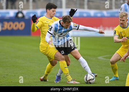 Stadio GRUENWALDER di Monaco. 6th Feb 2022. Erik TALLIG (TSV Monaco 1860), azione, duelli contro Jannis NIKOLAOU (Braunschweig), campionato di calcio 3rd, campionato 3, TSV Monaco 1860 Eintracht Braunschweig (Brunswick) (Brunswick) 2-2 il 6th febbraio 2022 a Monaco di Baviera GRUENWALDER STADIUM. LE NORMATIVE DFL VIETANO L'USO DI FOTOGRAFIE COME SEQUENZE DI IMMAGINI E/O QUASI-VIDEO. Credit: dpa/Alamy Live News Foto Stock