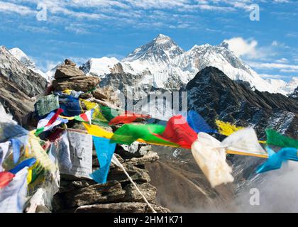 Vista del Monte Everest, Lhotse e Makalu con le bandiere buddiste di preghiera da Gokyo Ri - Nepal Foto Stock