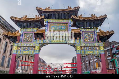 Il bel paifang che segna l'ingresso a Chinatown a Liverpool catturato nel febbraio 2022 durante le celebrazioni dell'anno della Tigre. Foto Stock