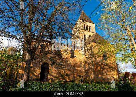 Pietra gialla chiesa romana di Saint-Leon-sur-Vezere in Perigord, Francia. In un soleggiato pomeriggio autunnale senza gente. Foto Stock