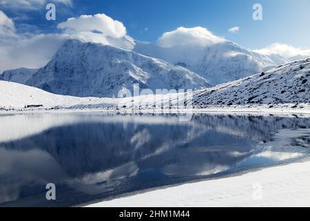 Vista panoramica di Annapurna 3 III e specchio di Ganggapurna nel Lago di ghiaccio o Kicho tal, catena montuosa di Annapurna, strada per il passo di Thorung la, percorso sul circuito di Annapurna, Foto Stock