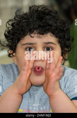 Giuramento infantile Foto Stock