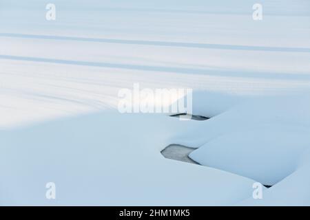 Alcune ombre chiare sulla neve in una giornata di sole Foto Stock