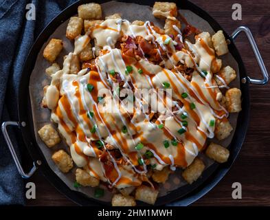 Un piatto di pollo al bufala tater tot nachos fresco fuori dal forno Foto Stock