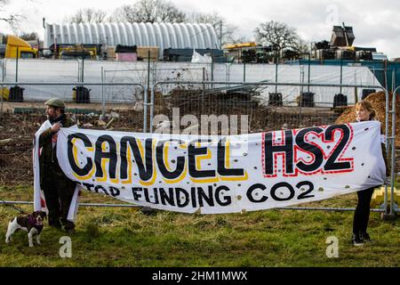 Ickenham, Regno Unito. 5th Febbraio, 2022. Stop HS2 gli attivisti prendono parte a una marcia per la protesta dell'acqua dal centro civico di Hillingdon a Harefield Moor per evidenziare il rischio di contaminazione per l'approvvigionamento pubblico di acqua potabile dalla perforazione nella falda acquifera di gesso nella valle di Colne per il collegamento ferroviario ad alta velocità HS2. Credit: Mark Kerrison/Alamy Live News Foto Stock