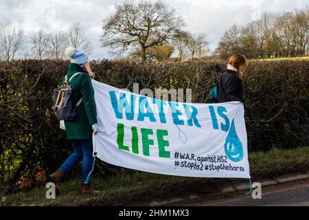 Ickenham, Regno Unito. 5th Febbraio, 2022. Stop HS2 gli attivisti prendono parte a una marcia per la protesta dell'acqua dal centro civico di Hillingdon a Harefield Moor per evidenziare il rischio di contaminazione per l'approvvigionamento pubblico di acqua potabile dalla perforazione nella falda acquifera di gesso nella valle di Colne per il collegamento ferroviario ad alta velocità HS2. Credit: Mark Kerrison/Alamy Live News Foto Stock