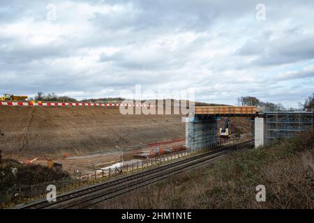 Ickenham, Regno Unito. 5th Febbraio, 2022. Vista dei lavori per il collegamento ferroviario ad alta velocità HS2 vicino alla Ferrovia Chiltern nella Valle di Colne. Un viadotto che richiede 292 pali guidati nella falda acquifera, un sistema naturale di filtrazione dell'acqua, è attualmente in costruzione per trasportare HS2 attraverso laghi e corsi d'acqua nel Parco Regionale della Valle di Colne. Credit: Mark Kerrison/Alamy Live News Foto Stock