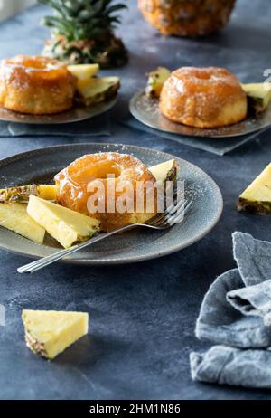 Porzioni di mini torte di ananas capovolte, pronte per mangiare. Foto Stock