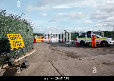 Ickenham, Regno Unito. 5th Febbraio, 2022. Le guardie di sicurezza monitorano un cancello che porta a un cantiere per il collegamento ferroviario ad alta velocità HS2 nella valle di Colne. Un viadotto che richiede 292 pali guidati nella falda acquifera, un sistema naturale di filtrazione dell'acqua, è attualmente in costruzione per trasportare HS2 attraverso laghi e corsi d'acqua nel Parco Regionale della Valle di Colne. Credit: Mark Kerrison/Alamy Live News Foto Stock