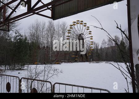 Pripyat, zona di esclusione di Chernobyl, Ucraina. 6th Feb 2022. Il parco divertimenti che non ha mai aperto nella città abbandonata di Pripyat nella zona di esclusione di Chernobyl il 6 febbraio 2022 in Ucraina. Il russo continua il suo accumulo militare attraverso il confine in Bielorussia, a 15 chilometri dalla zona di esclusione di Chernobyl. Il modo più veloce per Kyiv da nord è attraverso la Bielorussia, direttamente attraverso questa zona, una distanza di 120 chilometri. Il disastro di Chernobyl è stato un incidente nucleare avvenuto il 26 aprile 1986 al reattore n. 4 nella centrale nucleare di Chernobyl, vicino alla città di Pripyat nella Foto Stock