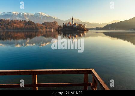 Splendida vista sul lago di Bled, il più famoso lago sloveno e l'isola di Bled con il pellegrinaggio Chiesa dell'Assunzione di Maria e del castello di Bled all'alba Foto Stock