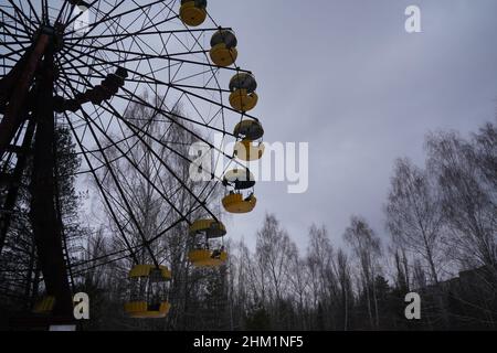 Pripyat, zona di esclusione di Chernobyl, Ucraina. 6th Feb 2022. Il parco divertimenti che non ha mai aperto nella città abbandonata di Pripyat nella zona di esclusione di Chernobyl il 6 febbraio 2022 in Ucraina. Il russo continua il suo accumulo militare attraverso il confine in Bielorussia, a 15 chilometri dalla zona di esclusione di Chernobyl. Il modo più veloce per Kyiv da nord è attraverso la Bielorussia, direttamente attraverso questa zona, una distanza di 120 chilometri. Il disastro di Chernobyl è stato un incidente nucleare avvenuto il 26 aprile 1986 al reattore n. 4 nella centrale nucleare di Chernobyl, vicino alla città di Pripyat nella Foto Stock