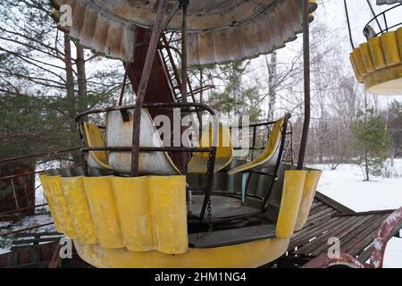 Pripyat, zona di esclusione di Chernobyl, Ucraina. 6th Feb 2022. Il parco divertimenti che non ha mai aperto nella città abbandonata di Pripyat nella zona di esclusione di Chernobyl il 6 febbraio 2022 in Ucraina. Il russo continua il suo accumulo militare attraverso il confine in Bielorussia, a 15 chilometri dalla zona di esclusione di Chernobyl. Il modo più veloce per Kyiv da nord è attraverso la Bielorussia, direttamente attraverso questa zona, una distanza di 120 chilometri. Il disastro di Chernobyl è stato un incidente nucleare avvenuto il 26 aprile 1986 al reattore n. 4 nella centrale nucleare di Chernobyl, vicino alla città di Pripyat nella Foto Stock