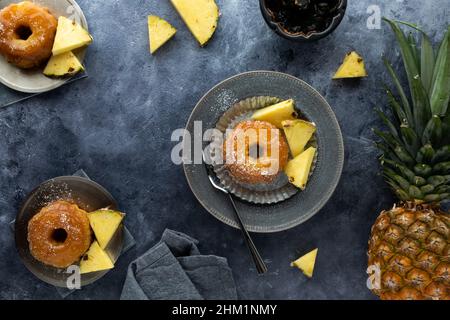 vista dall'alto di porzioni di torte capovolte di ananas con fette di ananas. Foto Stock