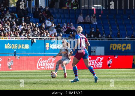 Barcellona, Catalogna. 6th Feb 2022. Maria Llompart (L) di SD Eibar e Maria Leon (R) del FC Barcelona di in azione durante la partita Primera Iberdrola tra FC Barcelona Femeni e SD Eibar Femenino allo stadio Johan Cruyff.Punteggio finale; FC Barcelona Femeni 7:0 SD Eibar Femenino (Credit Image: © Thiago Prudencio/DAX via ZUMA Wire Press) Foto Stock