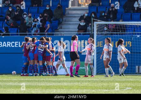 Barcellona, Catalogna. 6th Feb 2022. I giocatori del FC Barcelona festeggiano un gol durante la partita Primera Iberdrola tra il FC Barcelona Femeni e il SD Eibar Femenino al Johan Cruyff Stadium.Partitura finale; FC Barcelona Femeni 7:0 SD Eibar Femenino (Credit Image: © Thiago Prudencio/DAX via ZUMA Press Wire) Foto Stock