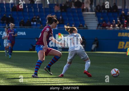 Barcellona, Catalogna. 6th Feb 2022. Arene Altonaga (R) di SD Eibar e Ingrid Engen (L) del FC Barcelona di in azione durante la partita Primera Iberdrola tra FC Barcelona Femeni e SD Eibar Femenino allo stadio Johan Cruyff.Punteggio finale; FC Barcelona Femeni 7:0 SD Eibar Femenino (Credit Image: © Thiago Prudencio/DAX via ZUMA Wire Press) Foto Stock