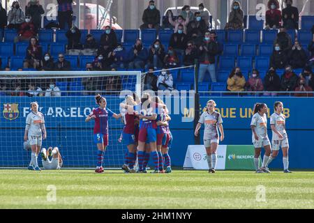 Barcellona, Catalogna. 6th Feb 2022. I giocatori del FC Barcelona festeggiano un gol durante la partita Primera Iberdrola tra il FC Barcelona Femeni e il SD Eibar Femenino al Johan Cruyff Stadium.Partitura finale; FC Barcelona Femeni 7:0 SD Eibar Femenino (Credit Image: © Thiago Prudencio/DAX via ZUMA Press Wire) Foto Stock