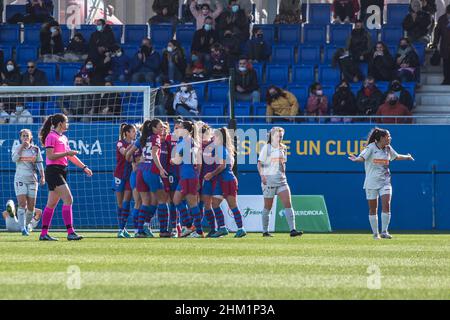 Barcellona, Catalogna. 6th Feb 2022. I giocatori del FC Barcelona festeggiano un gol durante la partita Primera Iberdrola tra il FC Barcelona Femeni e il SD Eibar Femenino al Johan Cruyff Stadium.Partitura finale; FC Barcelona Femeni 7:0 SD Eibar Femenino (Credit Image: © Thiago Prudencio/DAX via ZUMA Press Wire) Foto Stock