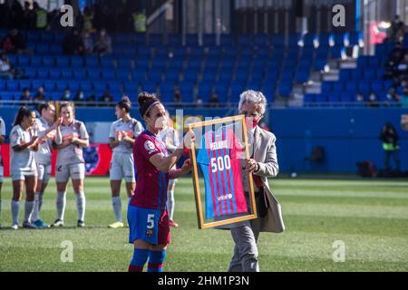 Barcellona, Catalogna. 6th Feb 2022. Melanie Serrano (L) riceve il tributo per aver completato 500 partite come giocatore del FC Barcelona prima durante la partita Primera Iberdrola tra il FC Barcelona Femeni e SD Eibar Femenino allo stadio Johan Cruyff.Punteggio finale; FC Barcelona Femeni 7:0 SD Eibar Femenino (Credit Image: © Thiago Prudencio/DAX via ZUMA Press Wire) Foto Stock