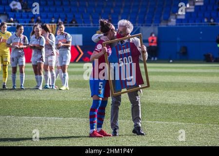 Barcellona, Catalogna. 6th Feb 2022. Melanie Serrano (L) riceve il tributo per aver completato 500 partite come giocatore del FC Barcelona prima durante la partita Primera Iberdrola tra il FC Barcelona Femeni e SD Eibar Femenino allo stadio Johan Cruyff.Punteggio finale; FC Barcelona Femeni 7:0 SD Eibar Femenino (Credit Image: © Thiago Prudencio/DAX via ZUMA Press Wire) Foto Stock