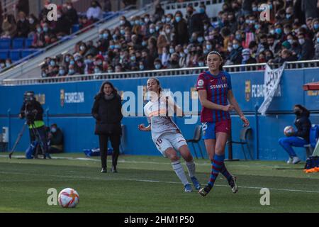 Barcellona, Catalogna. 6th Feb 2022. Ane Campos (L) di SD Eibar e Ingrid Engen (R) del FC Barcelona di in azione durante la partita Primera Iberdrola tra FC Barcelona Femeni e SD Eibar Femenino allo stadio Johan Cruyff.Punteggio finale; FC Barcelona Femeni 7:0 SD Eibar Femenino (Credit Image: © Thiago Prudencio/DAX via ZUMA Wire Press) Foto Stock