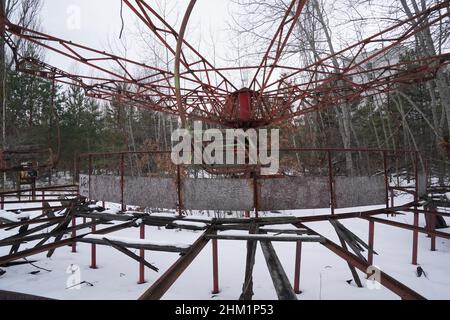Pripyat, zona di esclusione di Chernobyl, Ucraina. 6th Feb 2022. Il parco divertimenti che non ha mai aperto nella città abbandonata di Pripyat nella zona di esclusione di Chernobyl il 6 febbraio 2022 in Ucraina. Il russo continua il suo accumulo militare attraverso il confine in Bielorussia, a 15 chilometri dalla zona di esclusione di Chernobyl. Il modo più veloce per Kyiv da nord è attraverso la Bielorussia, direttamente attraverso questa zona, una distanza di 120 chilometri. Il disastro di Chernobyl è stato un incidente nucleare avvenuto il 26 aprile 1986 al reattore n. 4 nella centrale nucleare di Chernobyl, vicino alla città di Pripyat nella Foto Stock