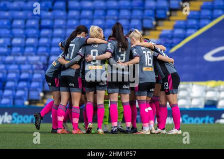 Birmingham, Regno Unito. 6th Feb 2022. I giocatori di Leicester City formano un huddle davanti alla partita WSL tra Birmingham City e Leicester City a St. Andrews. Gareth Evans/SPP Credit: SPP Sport Press Photo. /Alamy Live News Foto Stock
