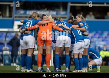 Birmingham, Regno Unito. 6th Feb 2022. I giocatori di Birmingham City formano un capodle prima della partita WSL tra Birmingham City e Leicester City a St. Andrews. Gareth Evans/SPP Credit: SPP Sport Press Photo. /Alamy Live News Foto Stock