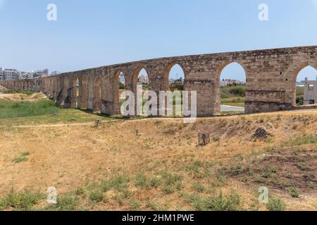 Antico acquedotto di Larnaca, vecchio impianto idraulico, distribuzione dell'acqua, pietra Foto Stock