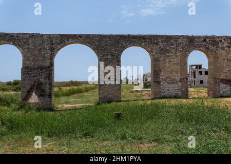 Antico acquedotto di Larnaca, vecchio impianto idraulico, distribuzione dell'acqua, pietra Foto Stock