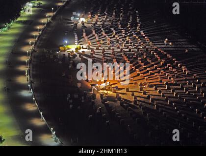 Sedie Wicker Beach con tetto luminoso sulla spiaggia di Travemuende Mar Baltico Germania in Una bella Notte estiva Foto Stock