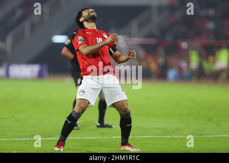 Yaounde, Camerun. 06th Feb 2022. Mohamed Salah d'Egitto reagisce durante la partita di calcio finale della Coppa delle nazioni d'Africa 2021 tra Senegal ed Egitto al Paul Biya 'Olembe' Stadium. Credit: Hassan Mohamed/dpa/Alamy Live News Foto Stock