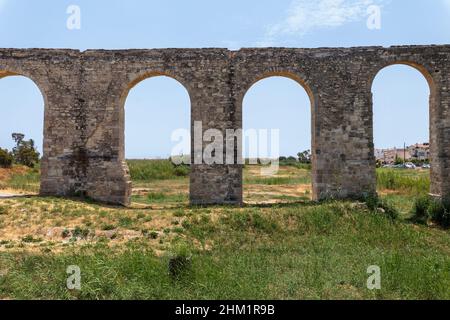 Antico acquedotto di Larnaca, vecchio impianto idraulico, distribuzione dell'acqua, pietra Foto Stock