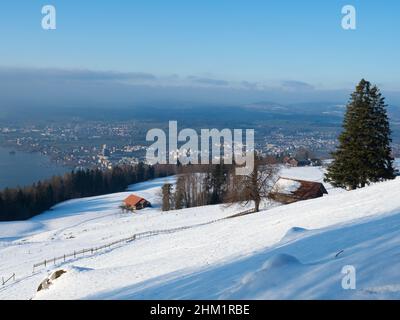 Vista verso la città di Zug, Svizzera, in un soleggiato pomeriggio invernale Foto Stock
