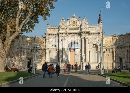 Palazzo Dolmabahce e porta storica o ingresso al Palazzo Dolmabahce di Istanbul, Turchia. Foto Stock