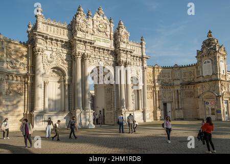 Palazzo Dolmabahce e porta storica o ingresso al Palazzo Dolmabahce di Istanbul, Turchia. Foto Stock