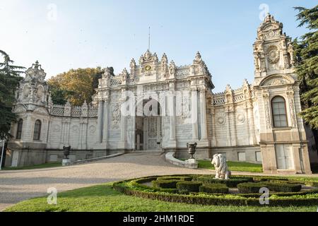 Palazzo Dolmabahce e porta storica o ingresso al Palazzo Dolmabahce di Istanbul, Turchia. Foto Stock