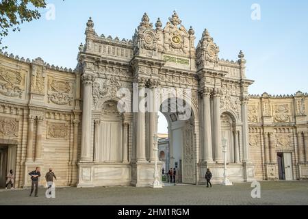 Palazzo Dolmabahce e porta storica o ingresso al Palazzo Dolmabahce di Istanbul, Turchia. Foto Stock