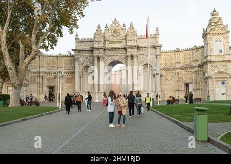 Palazzo Dolmabahce e porta storica o ingresso al Palazzo Dolmabahce di Istanbul, Turchia. Foto Stock