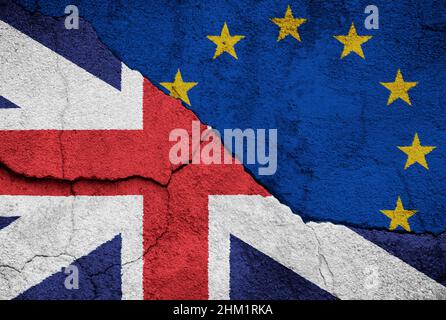 Foto full frame di bandiere britanniche (Regno Unito, Regno Unito) e dell'Unione europea (UE) dipinte su una parete incrinata. Concetto di Brexit. Foto Stock