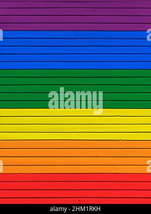 Parete in legno dipinta con bandiere arcobaleno. Sfondo testurizzato astratto. Gay PRIDE e LGBT concetto di bandiera movimento. Foto Stock