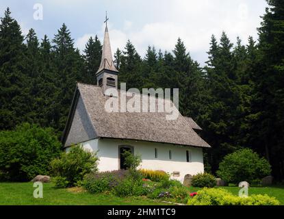 Piccola cappella antica Martinskapelle nella foresta vicino Triberg Foresta Nera Germania in Una bella giornata estiva soleggiato con Un cielo blu chiaro e alcuni C. Foto Stock