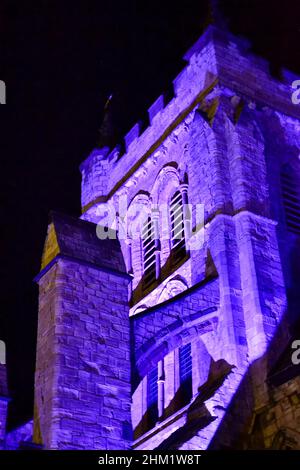 Hartlepool, Regno Unito. 06 Feb 2022. Per commemorare il Giubileo del platino di sua Maestà la Regina Elisabetta II, il Consiglio Hartlepool commissionò la bella illuminazione della storica Chiesa di St Hilda, promontorio Hartlepool, per segnare l’occasione come parte di un evento nazionale in vista delle celebrazioni formali più avanti nell’anno. Persone di tutte le età sono venuti a vedere questo momento nella storia. Un vero spettacolo. Credit: Teesside Snapper/Alamy Live News Foto Stock