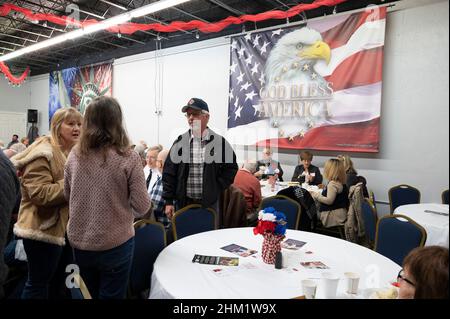 Marietta, Georgia, Stati Uniti. 5th Feb 2022. I membri del partito repubblicano della contea di Cobb Georgia si riuniscono prima di una riunione mensile per la colazione per ascoltare i candidati per le prossime elezioni. (Credit Image: © Robin Rayne/ZUMA Press Wire) Foto Stock