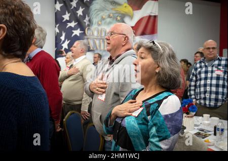 Marietta, Georgia, Stati Uniti. 5th Feb 2022. I membri del partito repubblicano della contea di Cobb Georgia recitano il pegno di Allegiance prima di una riunione mensile per la colazione per ascoltare i candidati per le prossime elezioni. (Credit Image: © Robin Rayne/ZUMA Press Wire) Foto Stock