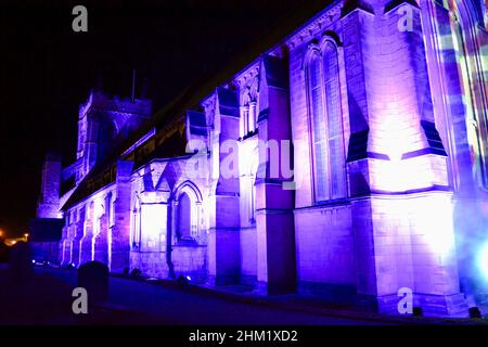 Splendida immagine a colori della chiesa di St Hilda, promontorio Hartlepool, Teesside, Regno Unito. Illuminato per commemorare il Giubileo del platino della Regina Elisabetta II. Foto Stock