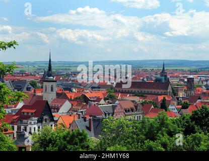 Vista della storica città vecchia di Erfurt Germania in Una bella giornata di primavera soleggiato con un cielo azzurro e alcune nuvole Foto Stock