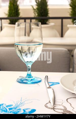 Bicchiere di acqua su un tavolo in un ristorante Foto Stock